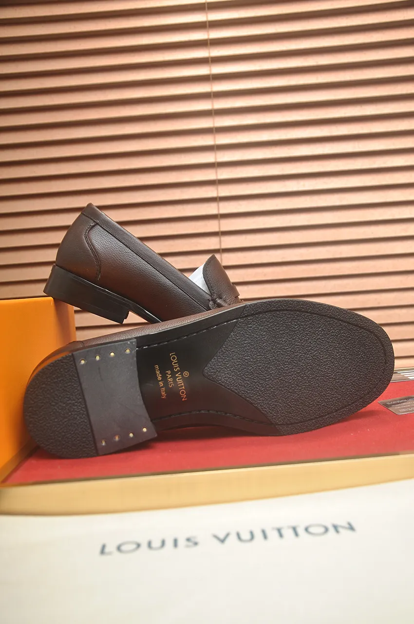 Men's men's shoes 💰540💶 [LV] (original single cowhide lining) 🍀LV's latest genuine leather business suit shoes are launched simultaneously on the official website. The first-layer cowhide imported from Italy is made of heavy gold, 💥official website 1:1 rubber outsole. Versatile to wear, high-end without losing class, and the color combination is extraordinary. This four-season style is alluring when worn on your feet, showing off your big-name flair. Standard code 39-45 (45 customized)